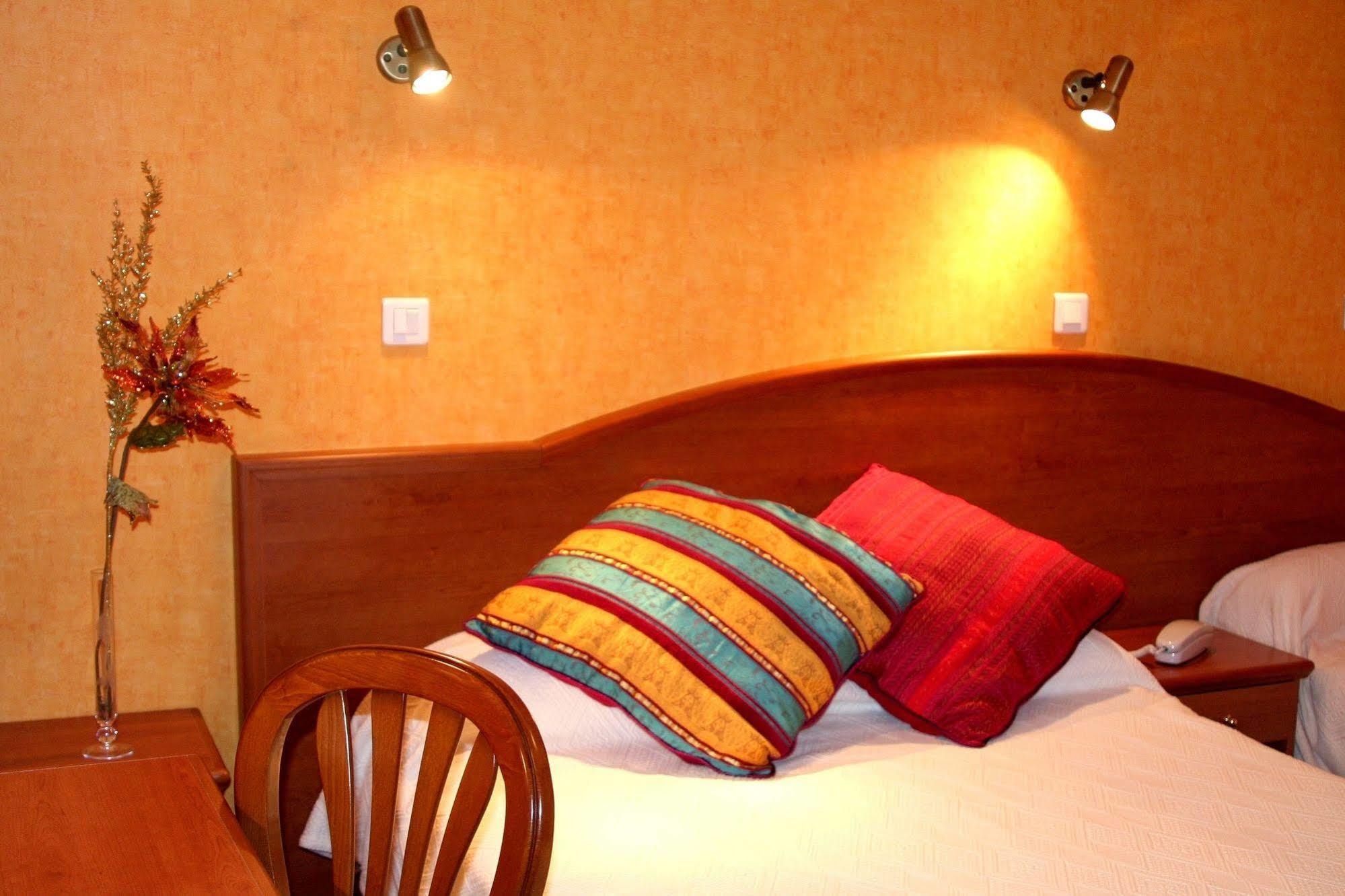 Hotel Aux Tauzins Montfort-en-Chalosse Esterno foto