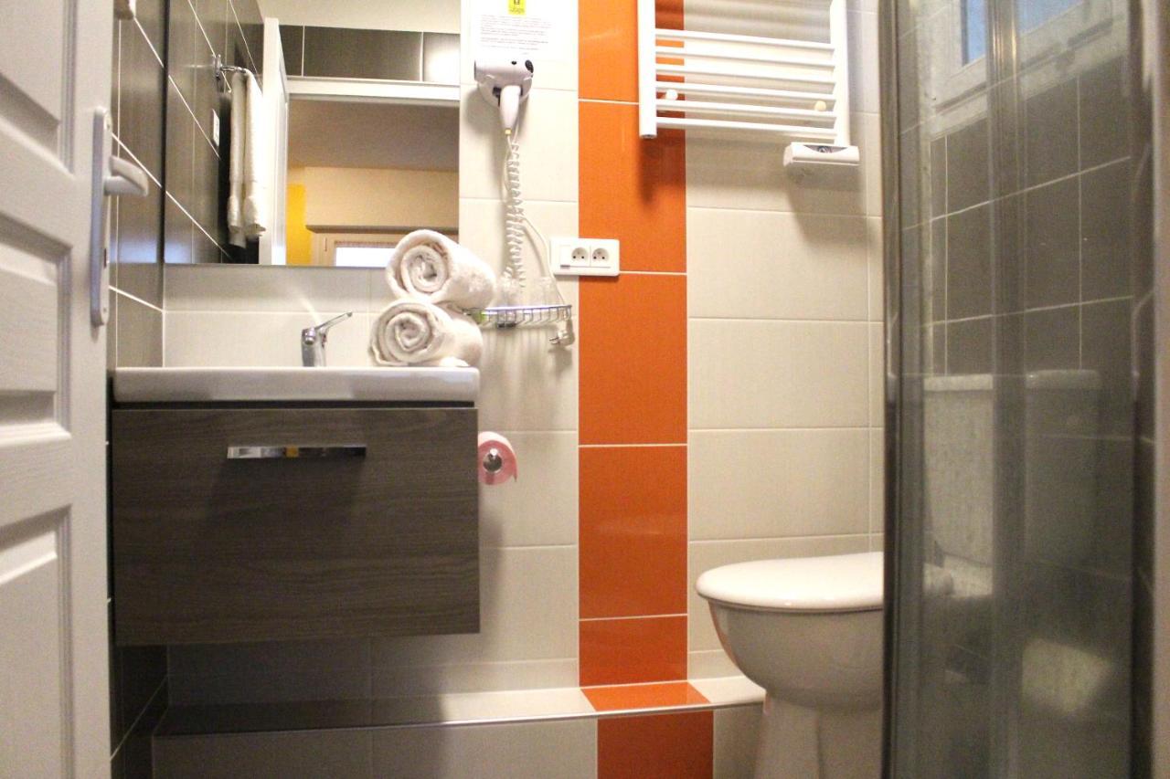 Hotel Aux Tauzins Montfort-en-Chalosse Esterno foto